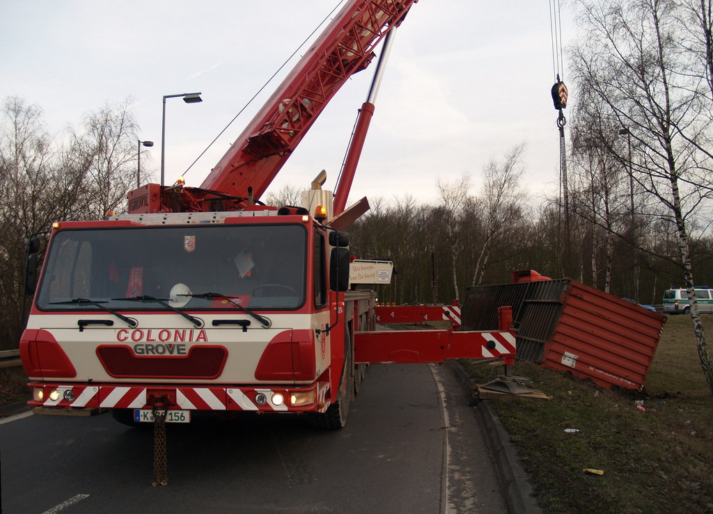 LKW verliert Container Koeln Niehler Ei P113.JPG